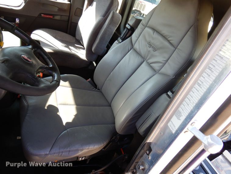 image for item MH9235 2011 Kenworth T800  semi truck