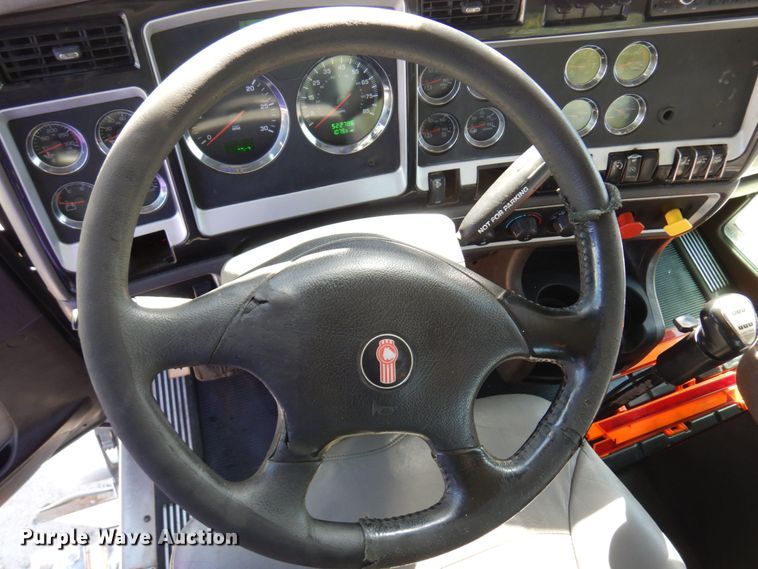 image for item MH9235 2011 Kenworth T800  semi truck