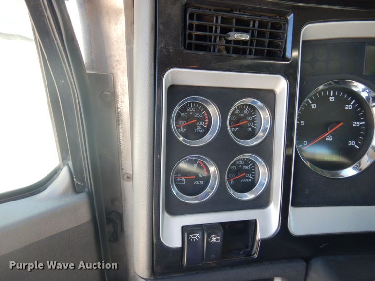 image for item MH9235 2011 Kenworth T800  semi truck