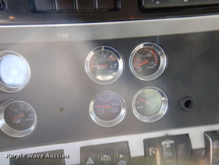 image for item MH9235 2011 Kenworth T800  semi truck