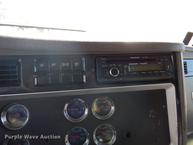 image for item MH9235 2011 Kenworth T800  semi truck