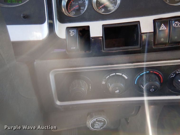 image for item MH9235 2011 Kenworth T800  semi truck