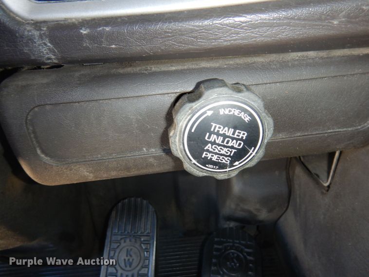 image for item MH9235 2011 Kenworth T800  semi truck