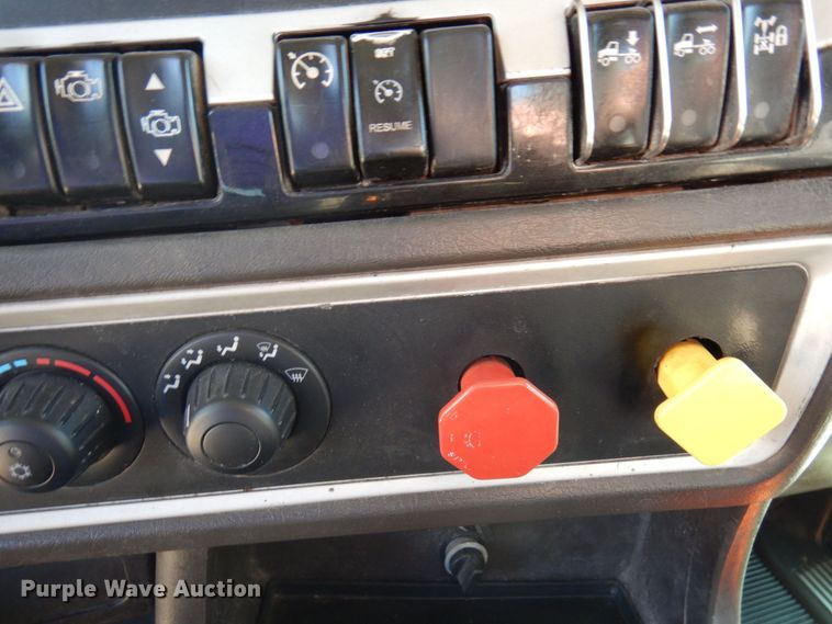 image for item MH9235 2011 Kenworth T800  semi truck