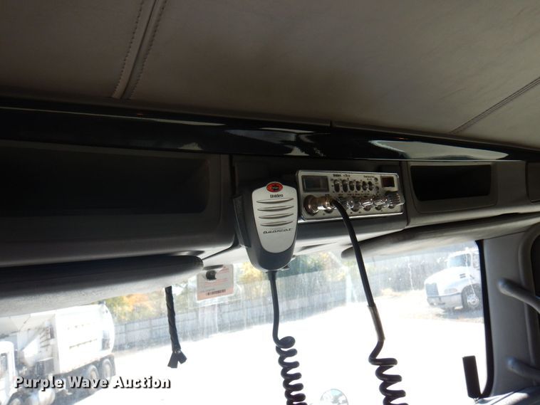 image for item MH9235 2011 Kenworth T800  semi truck