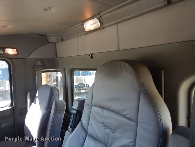 image for item MH9235 2011 Kenworth T800  semi truck