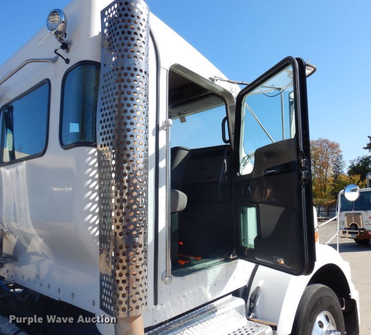 image for item MH9235 2011 Kenworth T800  semi truck