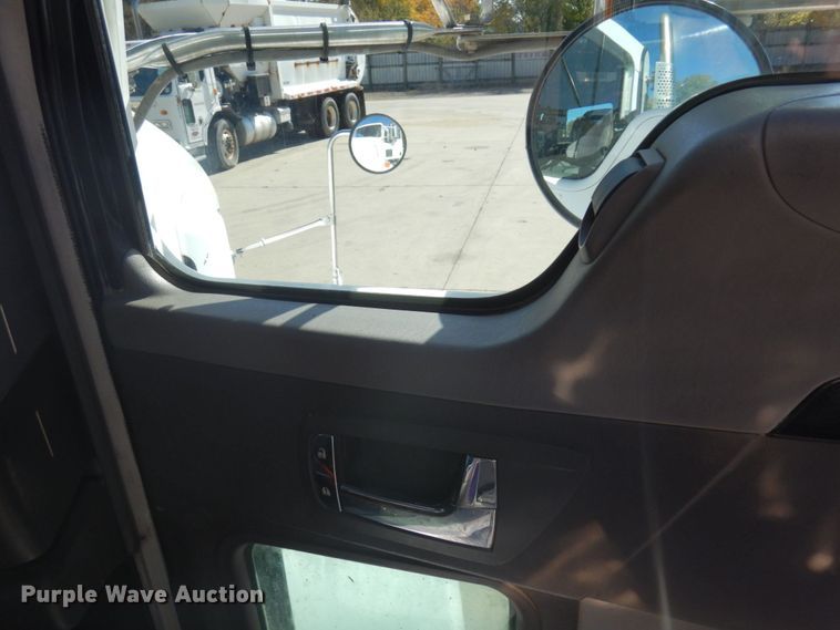 image for item MH9235 2011 Kenworth T800  semi truck