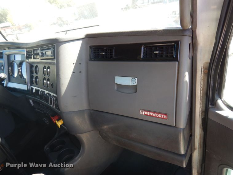 image for item MH9235 2011 Kenworth T800  semi truck