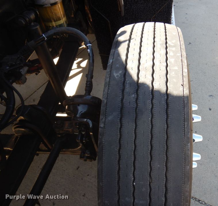 image for item MH9235 2011 Kenworth T800  semi truck