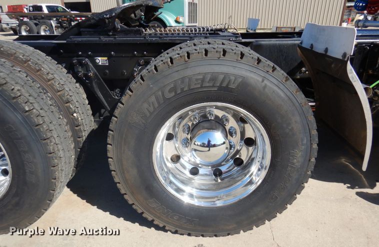 image for item MH9235 2011 Kenworth T800  semi truck