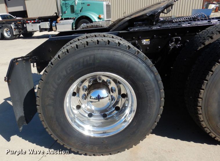 image for item MH9235 2011 Kenworth T800  semi truck