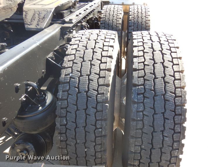 image for item MH9235 2011 Kenworth T800  semi truck