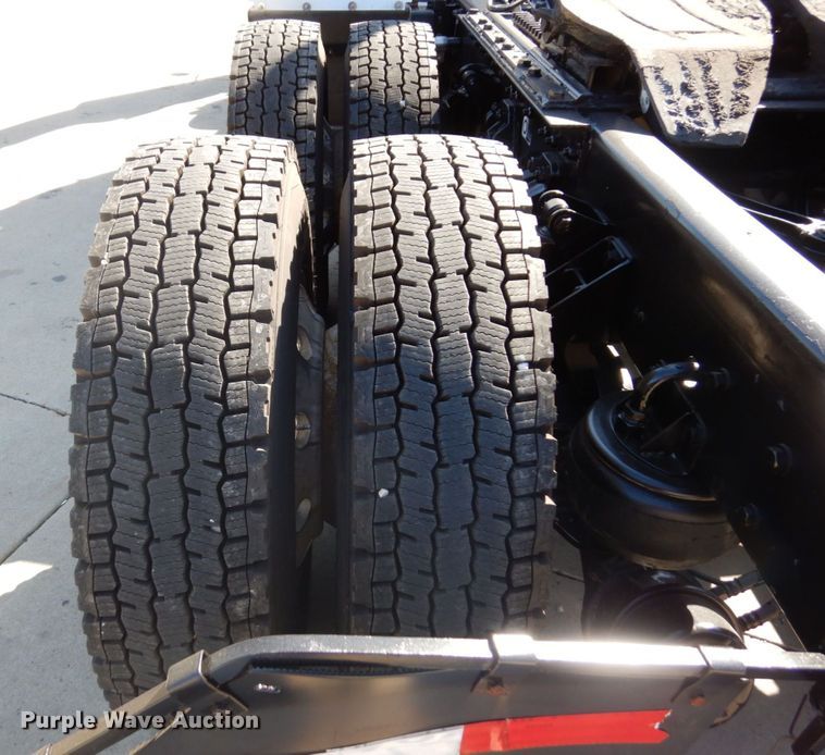 image for item MH9235 2011 Kenworth T800  semi truck