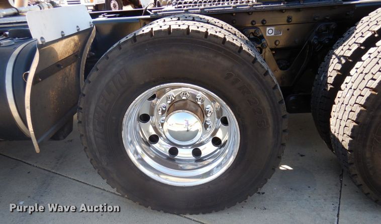 image for item MH9235 2011 Kenworth T800  semi truck