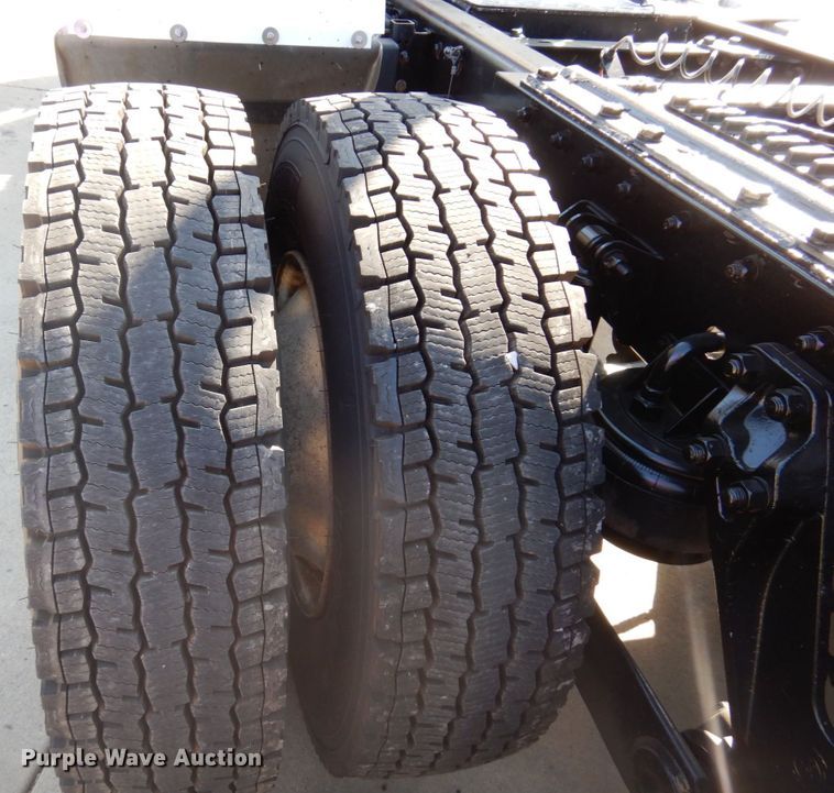 image for item MH9235 2011 Kenworth T800  semi truck