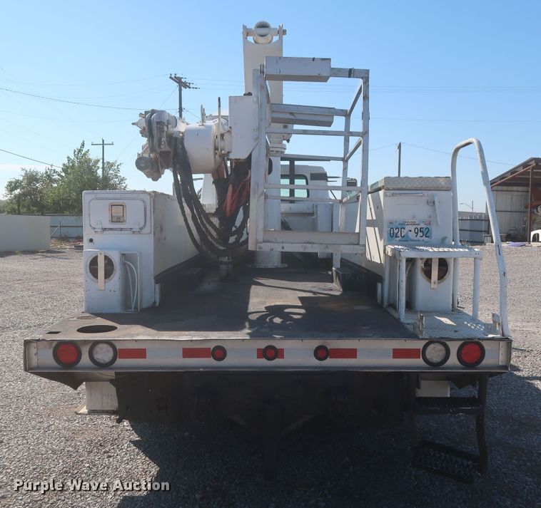 image for item MJ9168 2001 International 4700  bucket truck