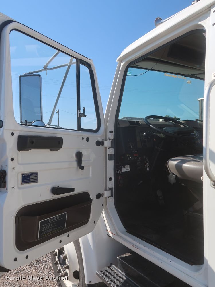 image for item MJ9168 2001 International 4700  bucket truck