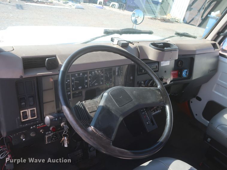 image for item MJ9168 2001 International 4700  bucket truck