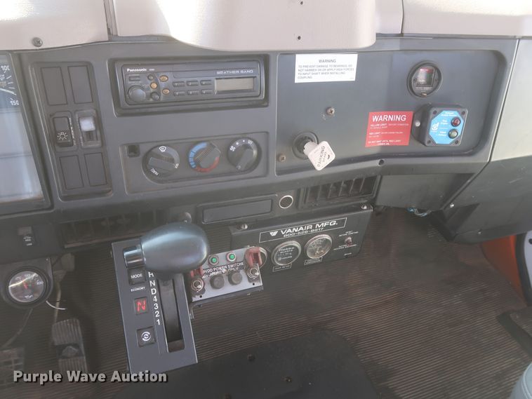 image for item MJ9168 2001 International 4700  bucket truck