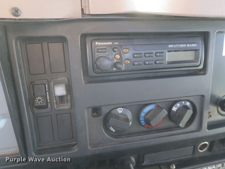 image for item MJ9168 2001 International 4700  bucket truck