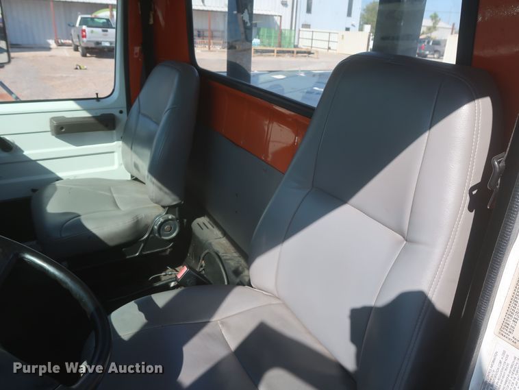 image for item MJ9168 2001 International 4700  bucket truck