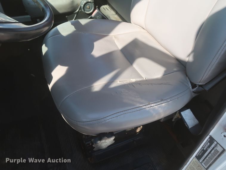 image for item MJ9168 2001 International 4700  bucket truck