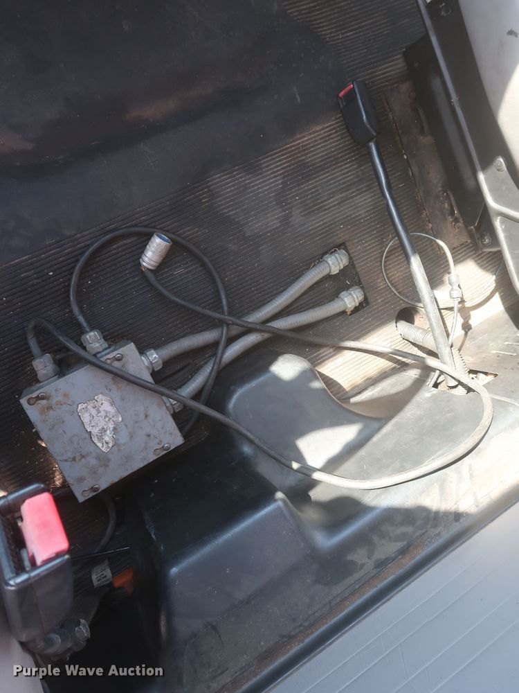 image for item MJ9168 2001 International 4700  bucket truck