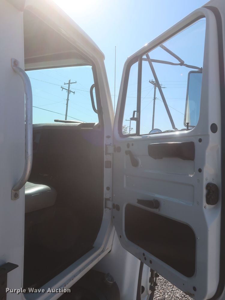 image for item MJ9168 2001 International 4700  bucket truck