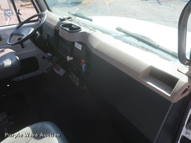 image for item MJ9168 2001 International 4700  bucket truck