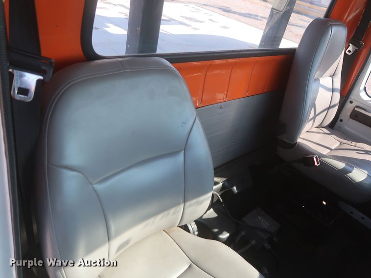 image for item MJ9168 2001 International 4700  bucket truck