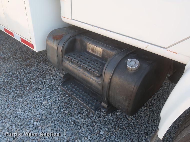 image for item MJ9168 2001 International 4700  bucket truck