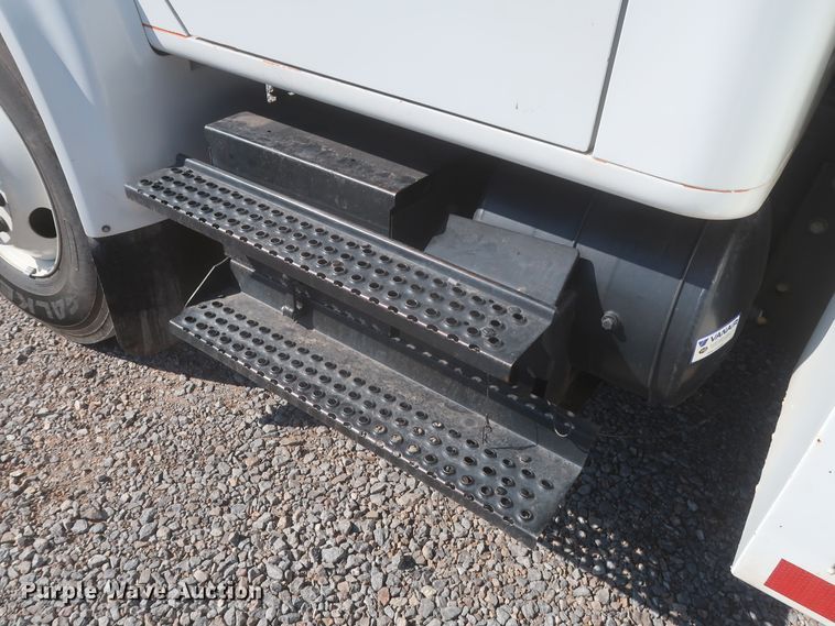 image for item MJ9168 2001 International 4700  bucket truck