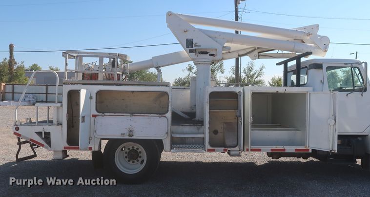 image for item MJ9168 2001 International 4700  bucket truck
