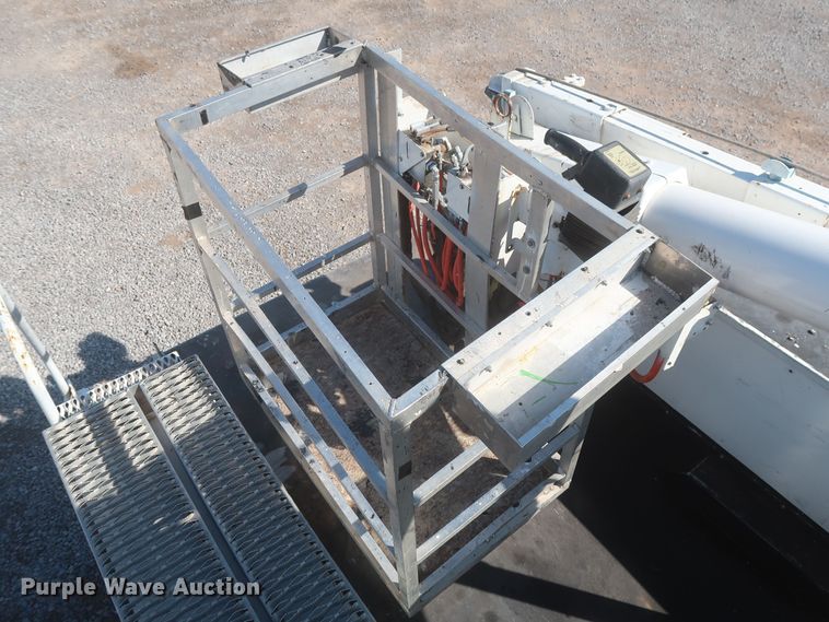 image for item MJ9168 2001 International 4700  bucket truck
