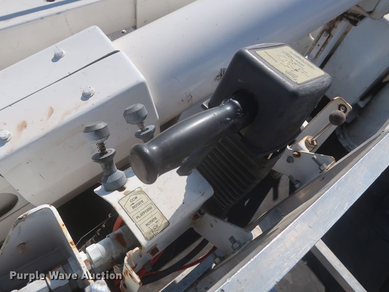 image for item MJ9168 2001 International 4700  bucket truck