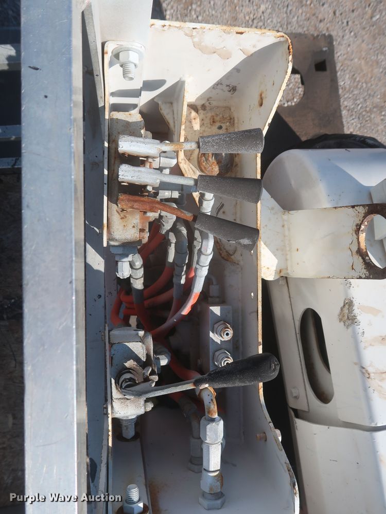 image for item MJ9168 2001 International 4700  bucket truck