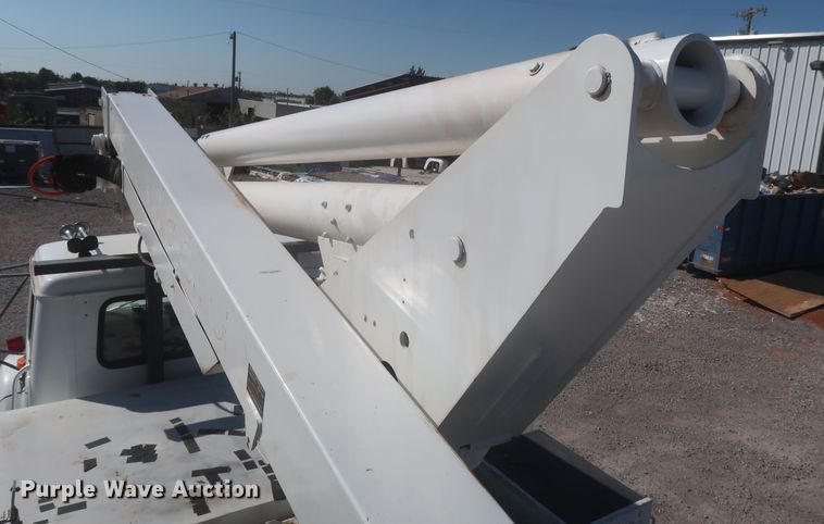 image for item MJ9168 2001 International 4700  bucket truck