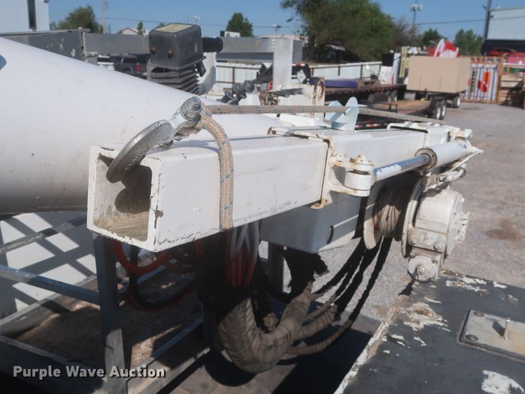 image for item MJ9168 2001 International 4700  bucket truck