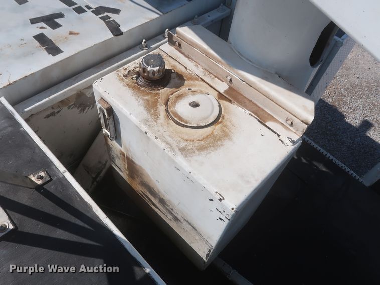 image for item MJ9168 2001 International 4700  bucket truck