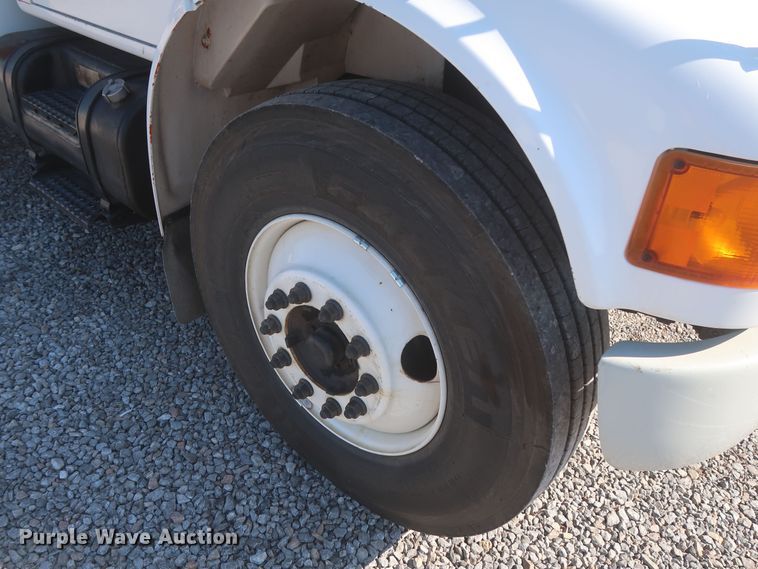 image for item MJ9168 2001 International 4700  bucket truck