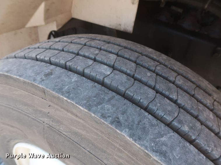 image for item MJ9168 2001 International 4700  bucket truck