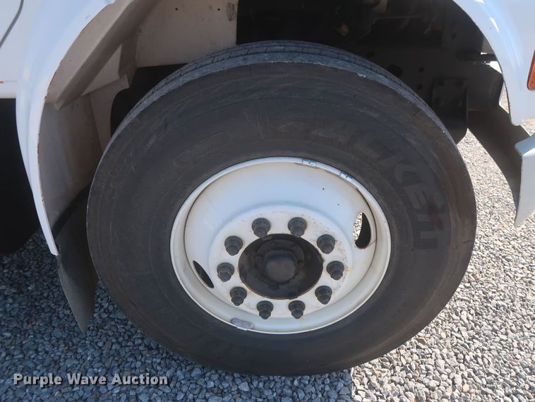 image for item MJ9168 2001 International 4700  bucket truck