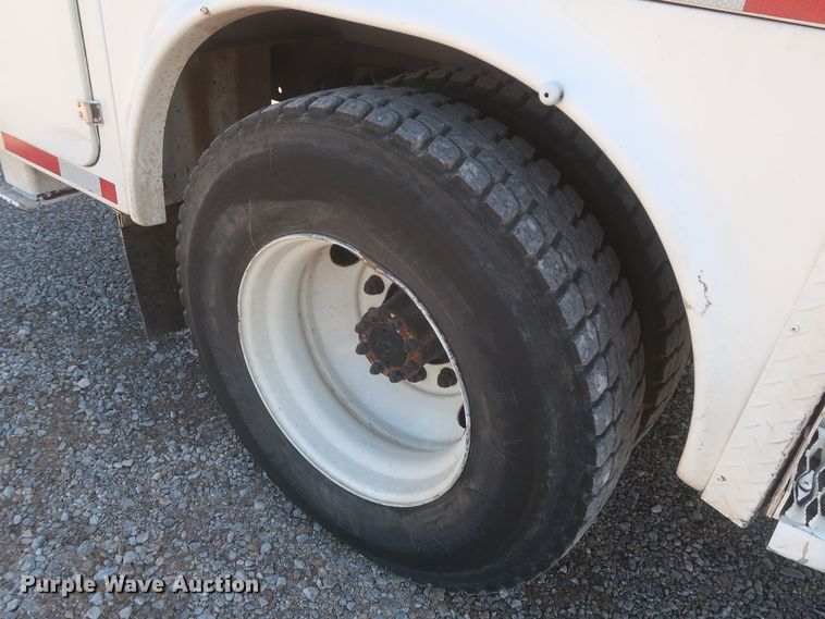 image for item MJ9168 2001 International 4700  bucket truck