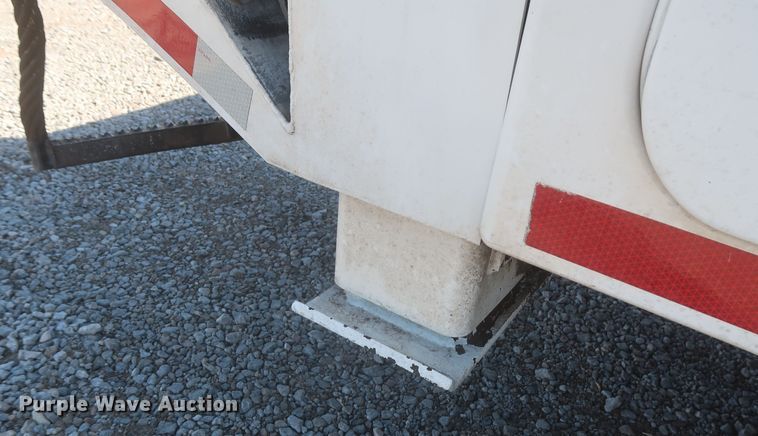 image for item MJ9168 2001 International 4700  bucket truck