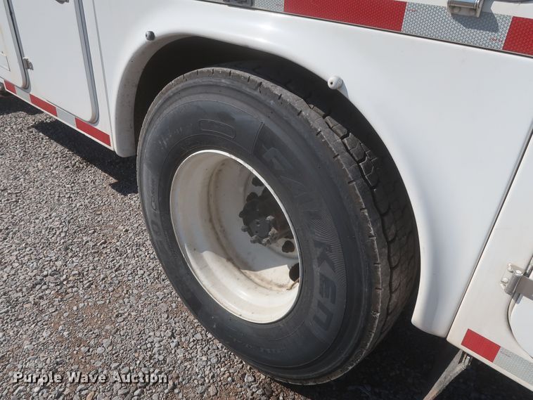 image for item MJ9168 2001 International 4700  bucket truck