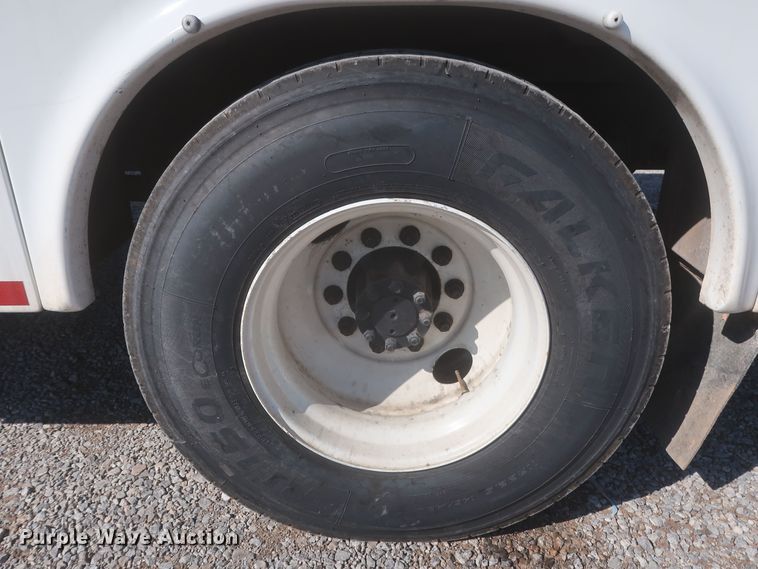 image for item MJ9168 2001 International 4700  bucket truck