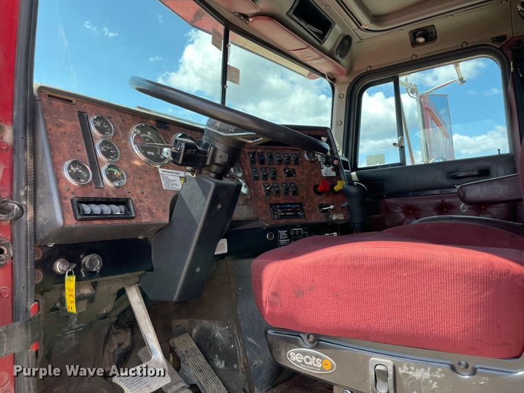 image for item MR9323 1998 International 9400  semi truck