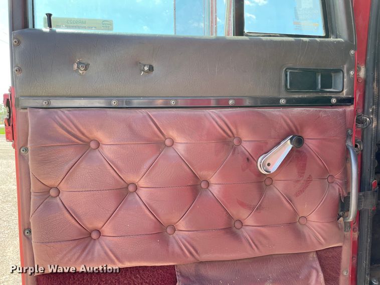 image for item MR9323 1998 International 9400  semi truck