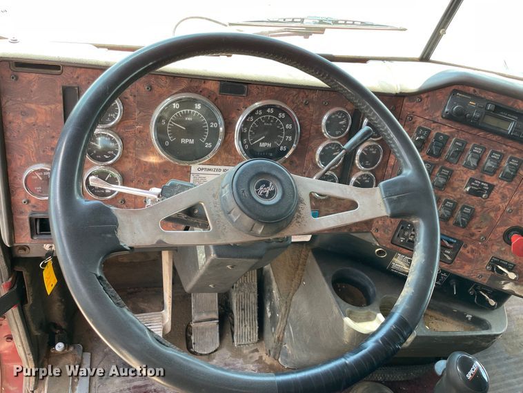 image for item MR9323 1998 International 9400  semi truck